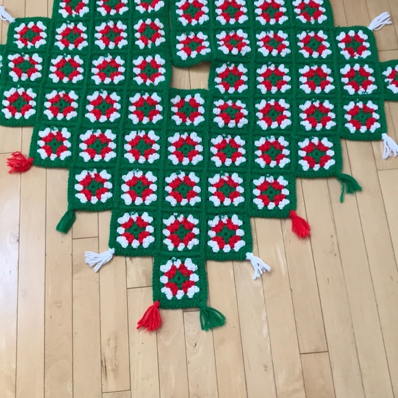 Vintage hand crocheted granny, square, Christmas tree skirt. - Picture 2 of 6